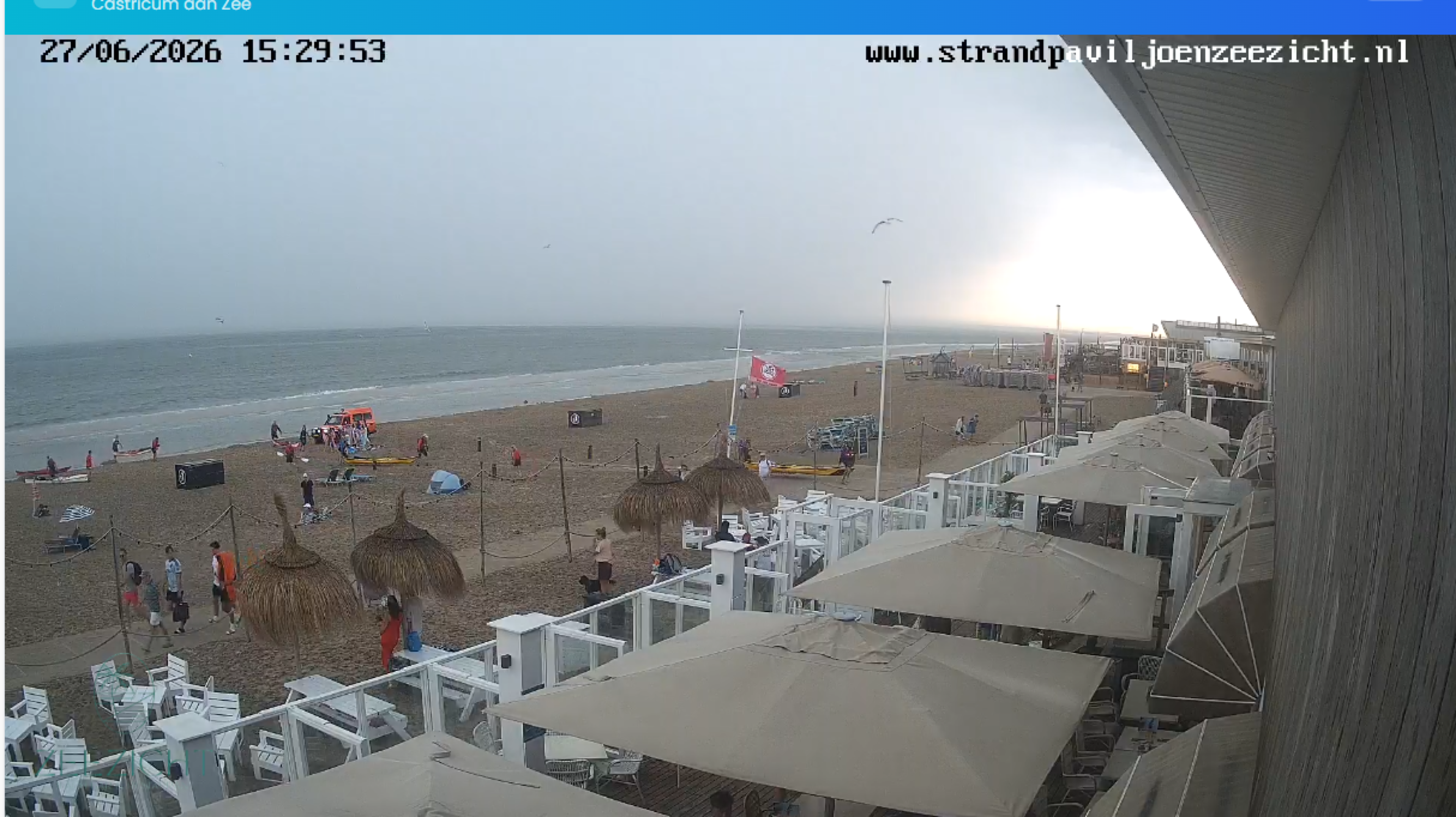 LIVE | Heftige onweersbuien naderen kust, stranden lopen leeg